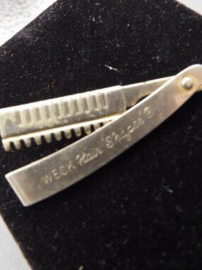 WECK HAIR SHAPER MINIATURE STRAIGHT RAZOR SILVERY BARBER HAIRDRESSER PIN 40B